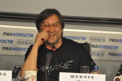Лидер группы \"ДДТ\" Юрий Шевчук во время пресс-конференции. Москва. 02 июня 2011 года.