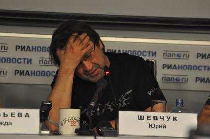 Лидер группы \"ДДТ\" Юрий Шевчук во время пресс-конференции. Москва. 02 июня 2011 года.