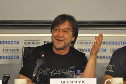 Лидер группы \"ДДТ\" Юрий Шевчук во время пресс-конференции. Москва. 02 июня 2011 года.