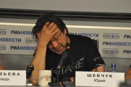 Лидер группы \"ДДТ\" Юрий Шевчук во время пресс-конференции. Москва. 02 июня 2011 года.