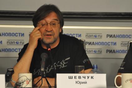 Лидер группы \"ДДТ\" Юрий Шевчук во время пресс-конференции. Москва. 02 июня 2011 года.