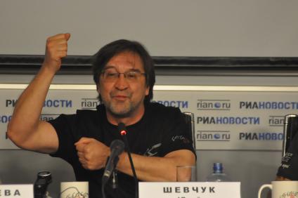 Лидер группы \"ДДТ\" Юрий Шевчук во время пресс-конференции. Москва. 02 июня 2011 года.