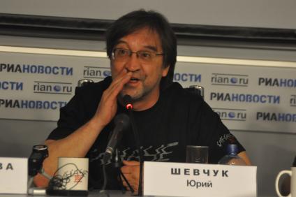 Лидер группы \"ДДТ\" Юрий Шевчук во время пресс-конференции. Москва. 02 июня 2011 года.