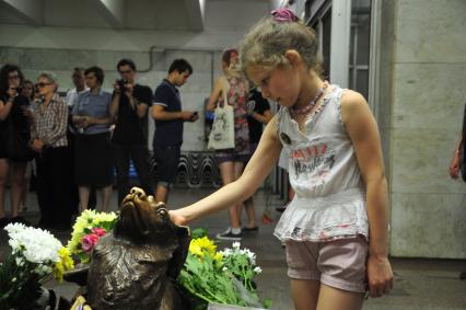 Акция памяти бездомных животных в фое ст. метро Менделеевская у паятника собаке погибшей в метро. Девочка принесла букет цветов. 16 августа 2011 года.