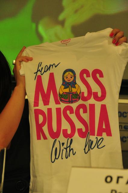 Футболку с надписью: from Miss Russia with love (от Мисс России с любовью) держит в руках Наталья Гантимурова победительница конкурса Мисс Россия 2011. 16 августа 2011 года.
