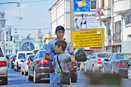 Два ребенка нелегала торгуют цветами стоя на проезжей части. 16 августа 2011 года.