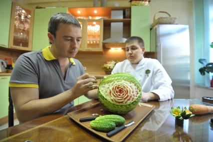 Карвинг. Художественная резьба по овощам и фруктам. Арбуз. Трехкратный чемпион РФ по карвингу Вадим Нефедьев.