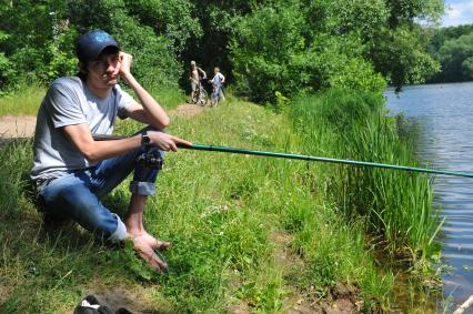 Рыбалка. Рыбак. Озеро. Отдых на природе.10 июня 2011