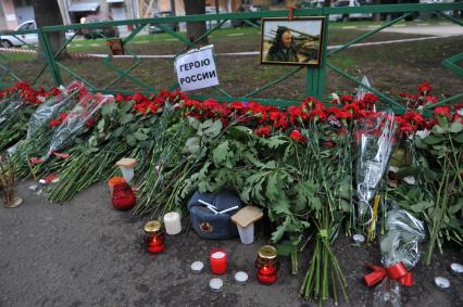 Место убийства Буданова Юрия - бывшего полковника. Памятные цветы Герою России. 10 июня 2011.11 июня 2011.