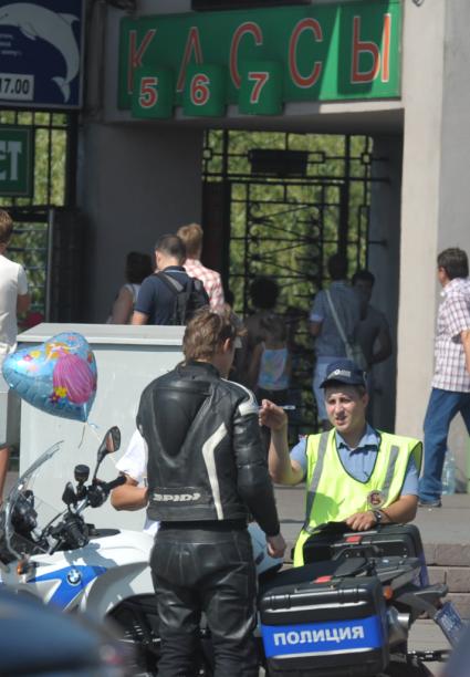 Полицейский выписывает штраф мотоциклисту, Москва, 16 августа 2011 года.