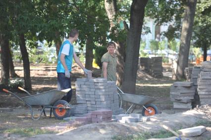 Благоустройство парка на улице Большая Грузинская, Москва, 16  августа 2011 года.