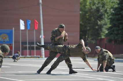 Показательные выступления. Боевые приемы, падение, захват, бросок. 
11 июня 2011.