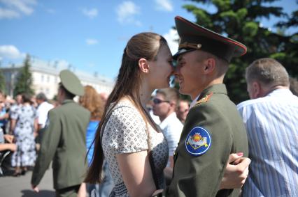 Выпуск лейтенантов военно- технического университета (ВТУ) спецстроя России, Москва, Девушка с военным. 13 июня 2011 года