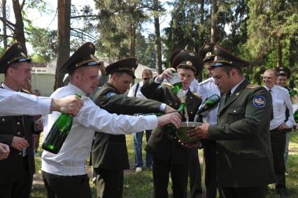 Выпуск лейтенантов военно- технического университета (ВТУ) спецстроя России, Москва. Каска с шампанским.  13 июня 2011 года