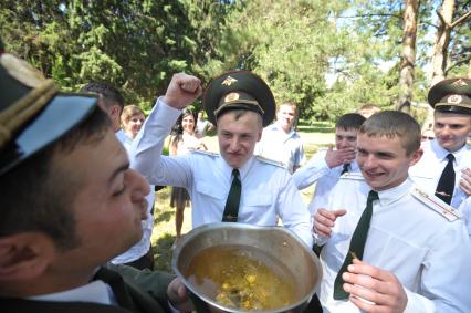 Выпуск лейтенантов военно- технического университета (ВТУ) спецстроя России, Москва Каска с шампанским 13 июня 2011 года