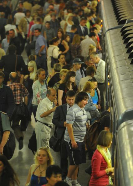 Час пик в метро. Толпы людей проходят по платформе. Посадка высадка пассажиров в вагон метро. 19 августа 2011 года.