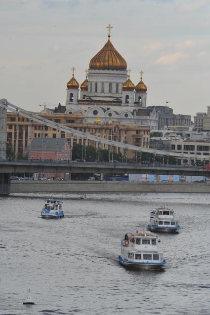 Храм Христа Спасителя. Москва-река. Речной трамвайчик. Речная навигация. Прогулка на теплоходе по Москве реке.  Экскурсия. Москва. 16 июня 2011г.