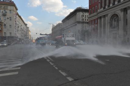 Москва. Улица. Поливальные машины.