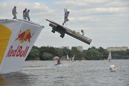 7 августа 2011 в Строгинской пойме Москвы-реки, состоялся Red Bull Flugtag, Парад самых разнообразных самодельных летательных аппаратов.