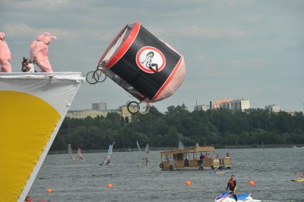 7 августа 2011 в Строгинской пойме Москвы-реки, состоялся Red Bull Flugtag, Парад самых разнообразных самодельных летательных аппаратов.