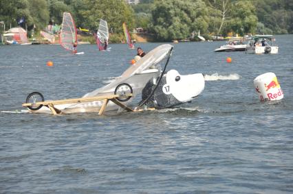 7 августа 2011 в Строгинской пойме Москвы-реки, состоялся Red Bull Flugtag, Парад самых разнообразных самодельных летательных аппаратов.