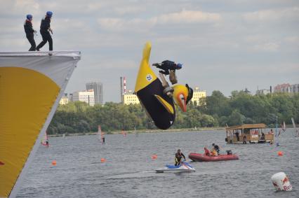 7 августа 2011 в Строгинской пойме Москвы-реки, состоялся Red Bull Flugtag, Парад самых разнообразных самодельных летательных аппаратов.