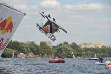 7 августа 2011 в Строгинской пойме Москвы-реки, состоялся Red Bull Flugtag, Парад самых разнообразных самодельных летательных аппаратов.