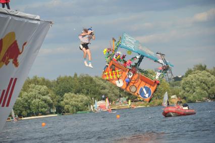 7 августа 2011 в Строгинской пойме Москвы-реки, состоялся Red Bull Flugtag, Парад самых разнообразных самодельных летательных аппаратов.