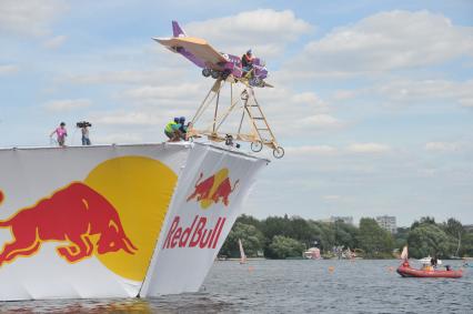 7 августа 2011 в Строгинской пойме Москвы-реки, состоялся Red Bull Flugtag, Парад самых разнообразных самодельных летательных аппаратов.