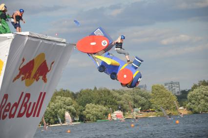 7 августа 2011 в Строгинской пойме Москвы-реки, состоялся Red Bull Flugtag, Парад самых разнообразных самодельных летательных аппаратов.