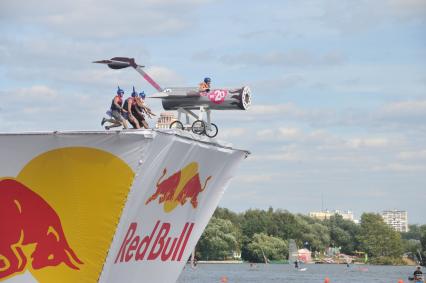 7 августа 2011 в Строгинской пойме Москвы-реки, состоялся Red Bull Flugtag, Парад самых разнообразных самодельных летательных аппаратов.