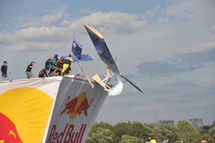 7 августа 2011 в Строгинской пойме Москвы-реки, состоялся Red Bull Flugtag, Парад самых разнообразных самодельных летательных аппаратов.