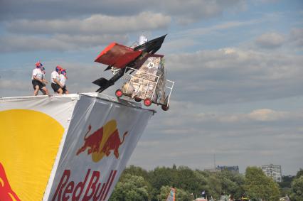 7 августа 2011 в Строгинской пойме Москвы-реки, состоялся Red Bull Flugtag, Парад самых разнообразных самодельных летательных аппаратов.