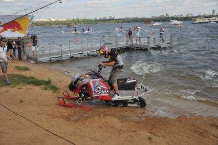 7 августа 2011 в Строгинской пойме Москвы-реки, состоялся Red Bull Flugtag, Парад самых разнообразных самодельных летательных аппаратов.