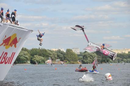 7 августа 2011 в Строгинской пойме Москвы-реки, состоялся Red Bull Flugtag, Парад самых разнообразных самодельных летательных аппаратов.