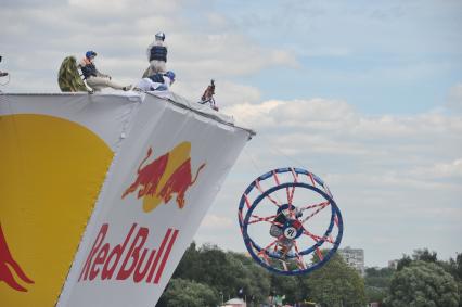 7 августа 2011 в Строгинской пойме Москвы-реки, состоялся Red Bull Flugtag, Парад самых разнообразных самодельных летательных аппаратов.