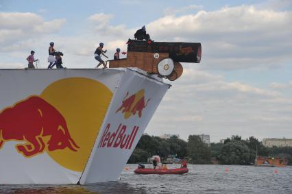 7 августа 2011 в Строгинской пойме Москвы-реки, состоялся Red Bull Flugtag, Парад самых разнообразных самодельных летательных аппаратов.