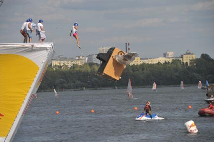 7 августа 2011 в Строгинской пойме Москвы-реки, состоялся Red Bull Flugtag, Парад самых разнообразных самодельных летательных аппаратов.