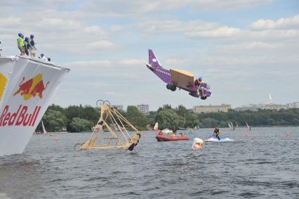 7 августа 2011 в Строгинской пойме Москвы-реки, состоялся Red Bull Flugtag, Парад самых разнообразных самодельных летательных аппаратов.