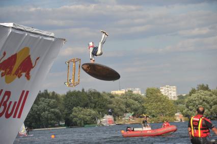 7 августа 2011 в Строгинской пойме Москвы-реки, состоялся Red Bull Flugtag, Парад самых разнообразных самодельных летательных аппаратов.