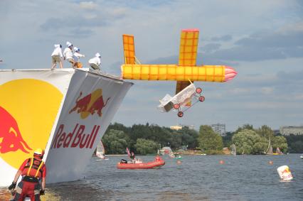 7 августа 2011 в Строгинской пойме Москвы-реки, состоялся Red Bull Flugtag, Парад самых разнообразных самодельных летательных аппаратов.