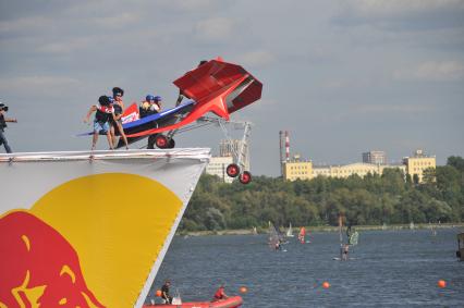 7 августа 2011 в Строгинской пойме Москвы-реки, состоялся Red Bull Flugtag, Парад самых разнообразных самодельных летательных аппаратов.