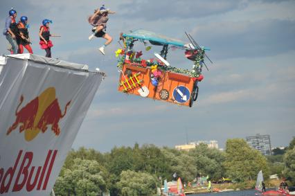 7 августа 2011 в Строгинской пойме Москвы-реки, состоялся Red Bull Flugtag, Парад самых разнообразных самодельных летательных аппаратов.