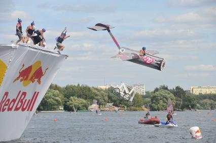 7 августа 2011 в Строгинской пойме Москвы-реки, состоялся Red Bull Flugtag, Парад самых разнообразных самодельных летательных аппаратов.