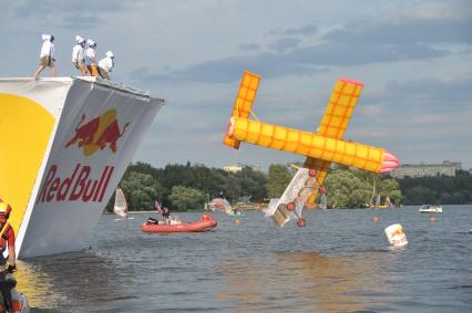 7 августа 2011 в Строгинской пойме Москвы-реки, состоялся Red Bull Flugtag, Парад самых разнообразных самодельных летательных аппаратов.