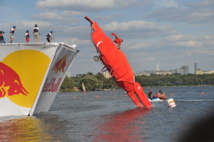 7 августа 2011 в Строгинской пойме Москвы-реки, состоялся Red Bull Flugtag, Парад самых разнообразных самодельных летательных аппаратов.