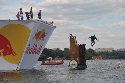 7 августа 2011 в Строгинской пойме Москвы-реки, состоялся Red Bull Flugtag, Парад самых разнообразных самодельных летательных аппаратов.