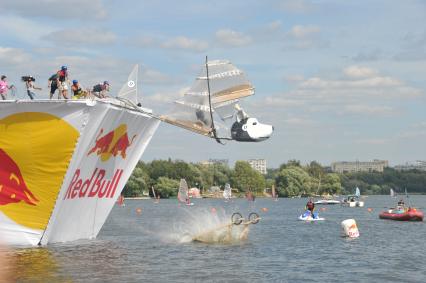 7 августа 2011 в Строгинской пойме Москвы-реки, состоялся Red Bull Flugtag, Парад самых разнообразных самодельных летательных аппаратов.