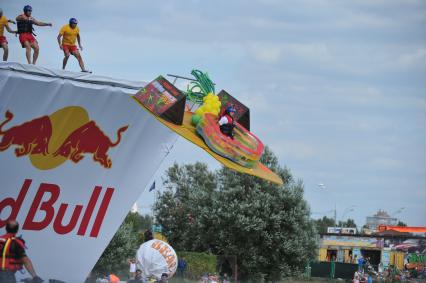 7 августа 2011 в Строгинской пойме Москвы-реки, состоялся Red Bull Flugtag, Парад самых разнообразных самодельных летательных аппаратов.