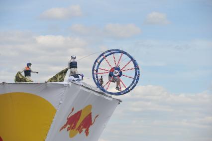 7 августа 2011 в Строгинской пойме Москвы-реки, состоялся Red Bull Flugtag, Парад самых разнообразных самодельных летательных аппаратов.